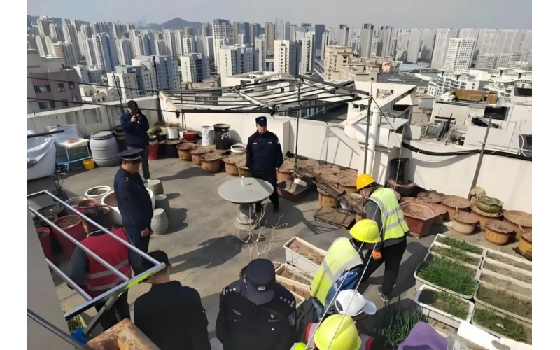 業(yè)主在天臺(tái)堆放雜物，物業(yè)該如何處理？