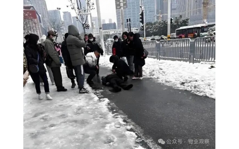 下雪天業主在單元門口摔倒，要求物業賠償，物業該怎么回復？