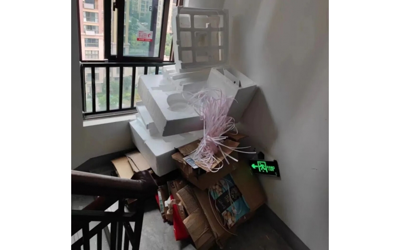 親愛的業主：請不要把公共區域當自己家，傷害屢發生，源于堆雜物！