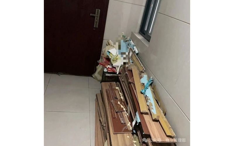 物業溫馨提示：請及時將生活垃圾帶下樓！