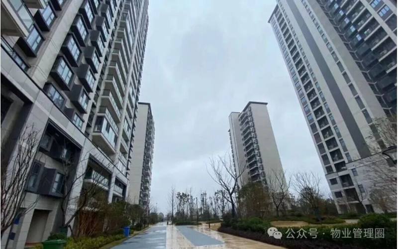 十幾年的小區，業主樓層外墻滲水誰負責維修？